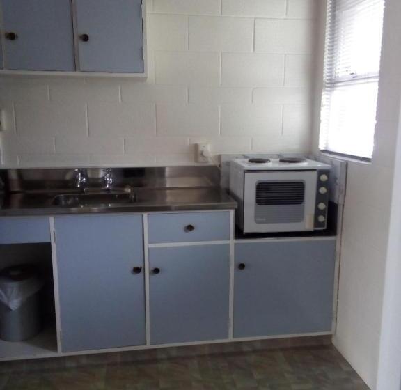 סטודיו סופריור, Redwood Lodge Motel