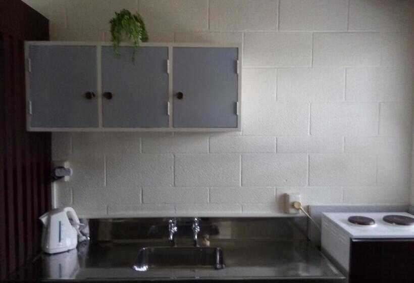 סטודיו סופריור, Redwood Lodge Motel