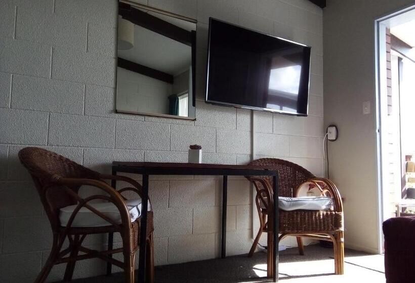 סטודיו סופריור, Redwood Lodge Motel