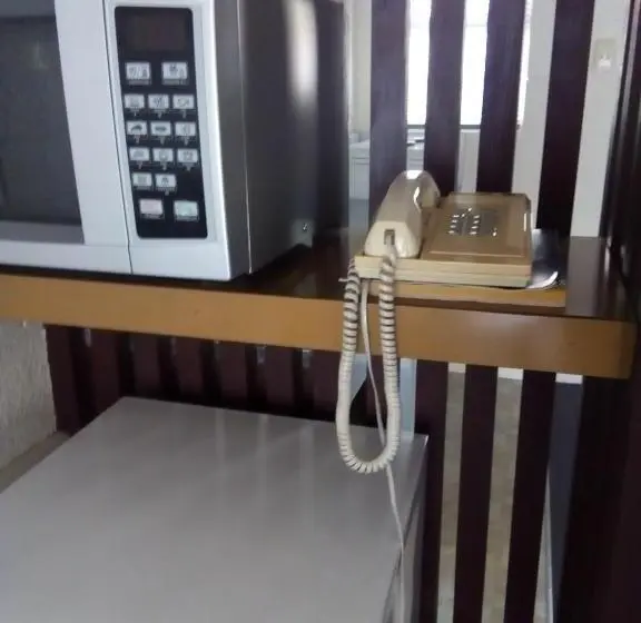 スーペリアスタジオ, Redwood Lodge Motel