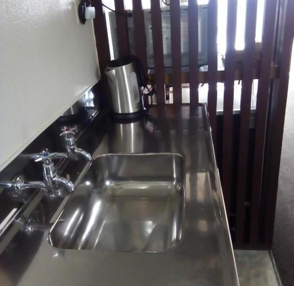 סטודיו סופריור, Redwood Lodge Motel