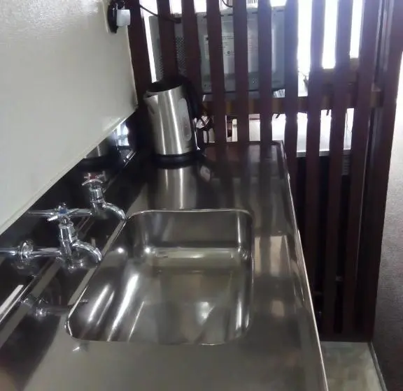 スーペリアスタジオ, Redwood Lodge Motel