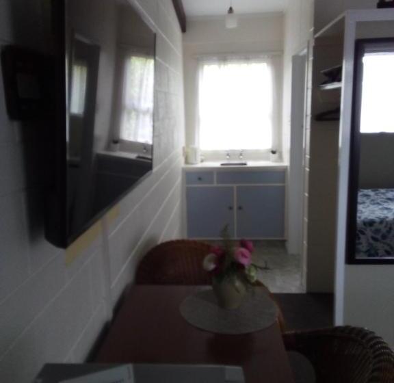 סטודיו סופריור, Redwood Lodge Motel