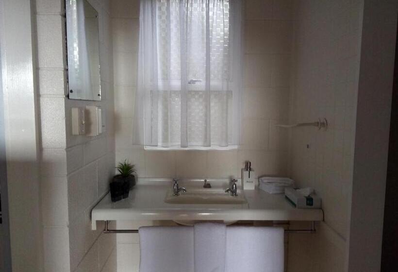 סטודיו משפחתי, Redwood Lodge Motel