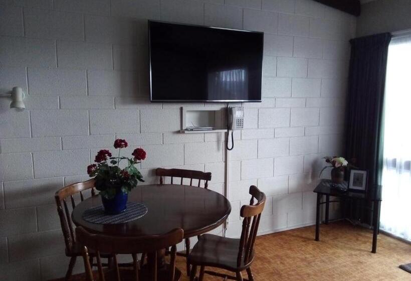 סטודיו משפחתי, Redwood Lodge Motel