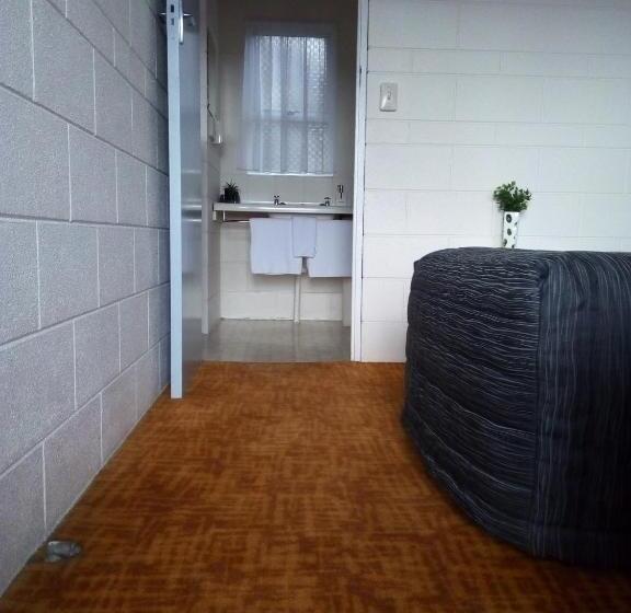 סטודיו משפחתי, Redwood Lodge Motel