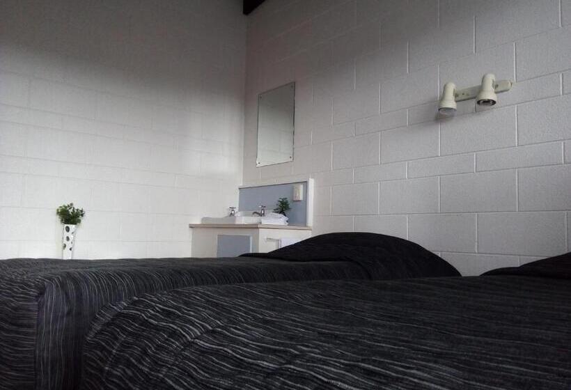 סטודיו משפחתי, Redwood Lodge Motel