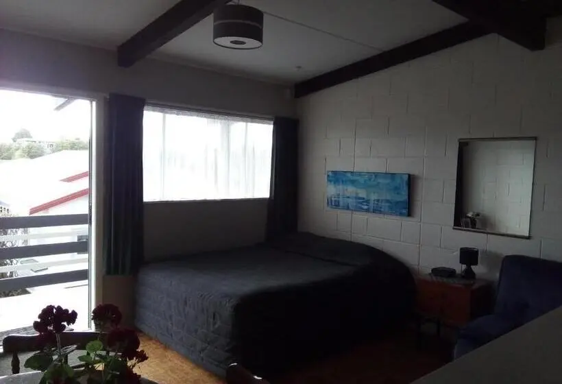 ファミリーステューディオ, Redwood Lodge Motel