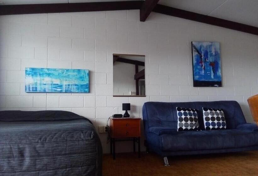 סטודיו משפחתי, Redwood Lodge Motel