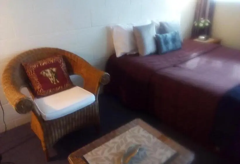 デラックストリプルルーム, Redwood Lodge Motel