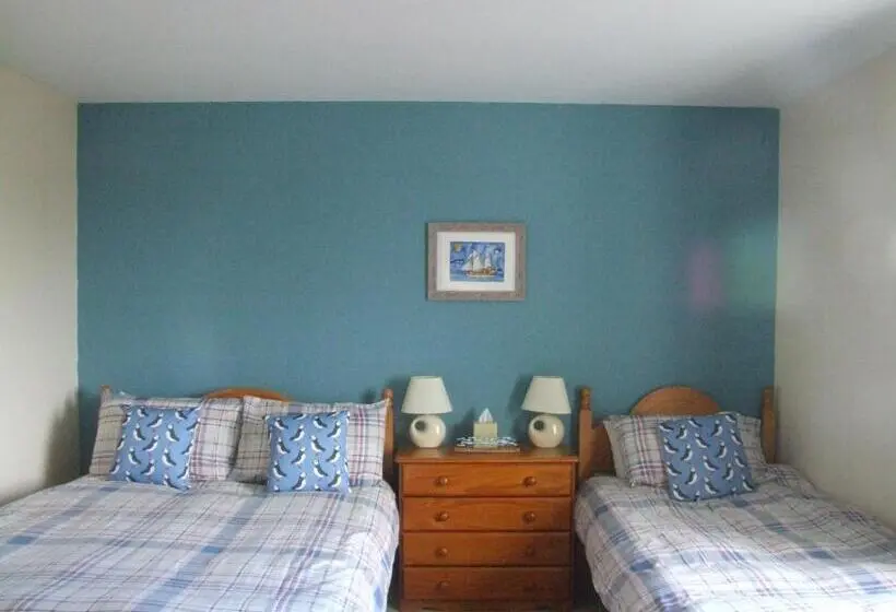 Deluxe Kolmen Hengen Huone, The Hawthorns B & B