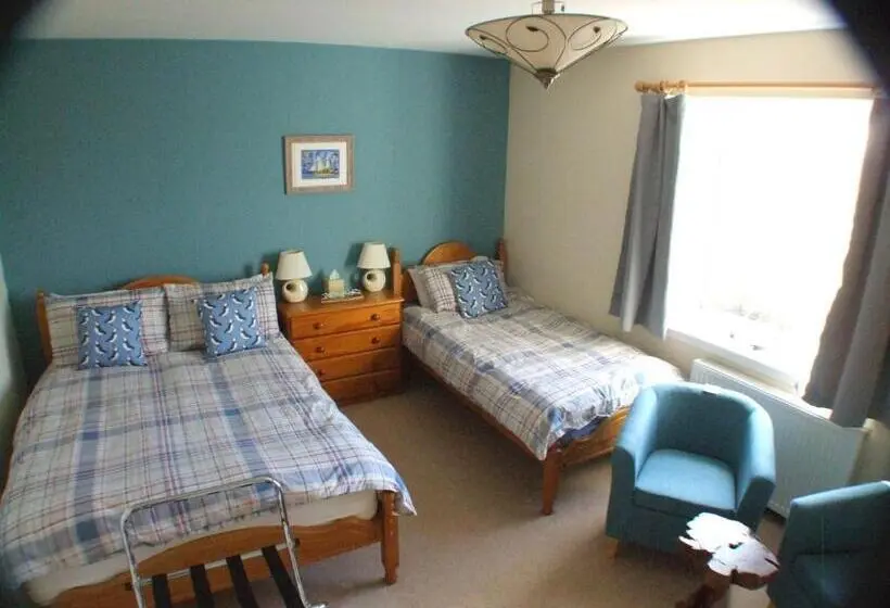 Deluxe Kolmen Hengen Huone, The Hawthorns B & B