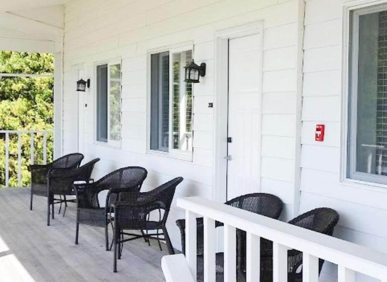 جناح جونيور ديلوكس, The Water Street Inn