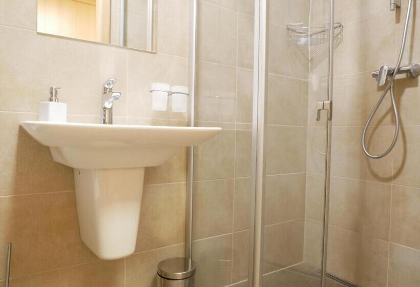 استودیوی لوکس, Penzion Adéla