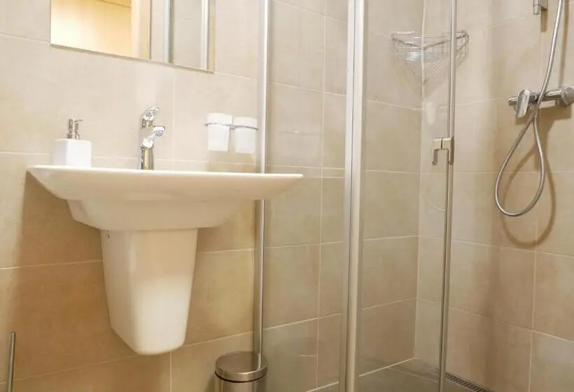 استودیوی لوکس, Penzion Adéla