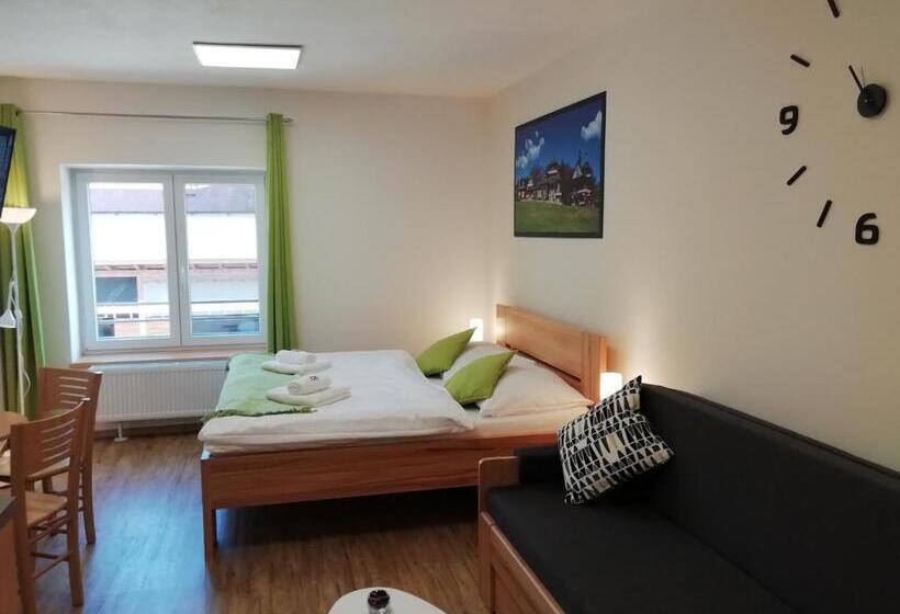 استودیوی لوکس, Penzion Adéla