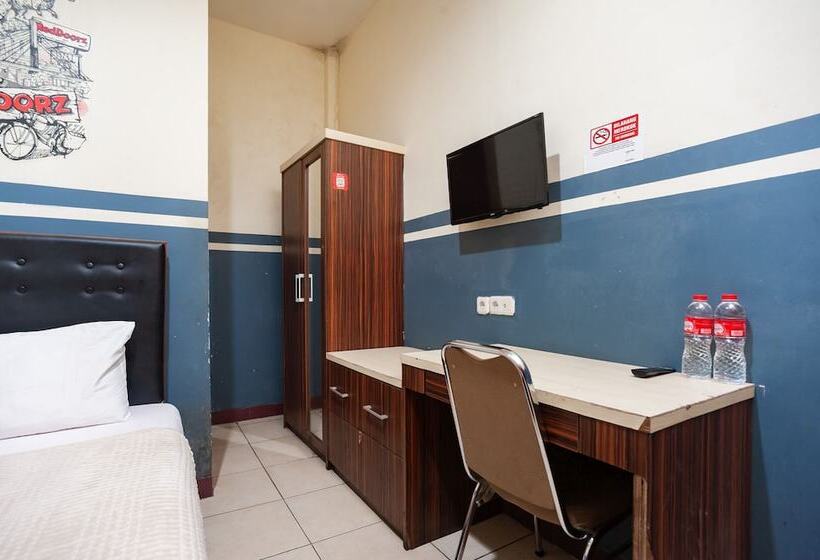 Номер Economy, Reddoorz Plus Near Universitas Indonesia