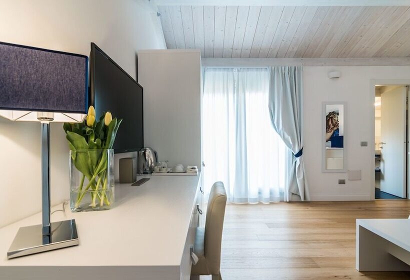 Quarto Superior, Cafe Bleu Relais