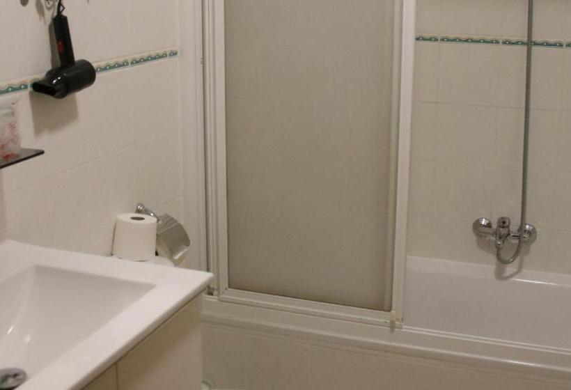 غرفة أساسية ثلاثية, Hostal Burgalés