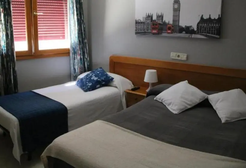 Basic Kolmen Hengen Huone, Hostal Burgalés