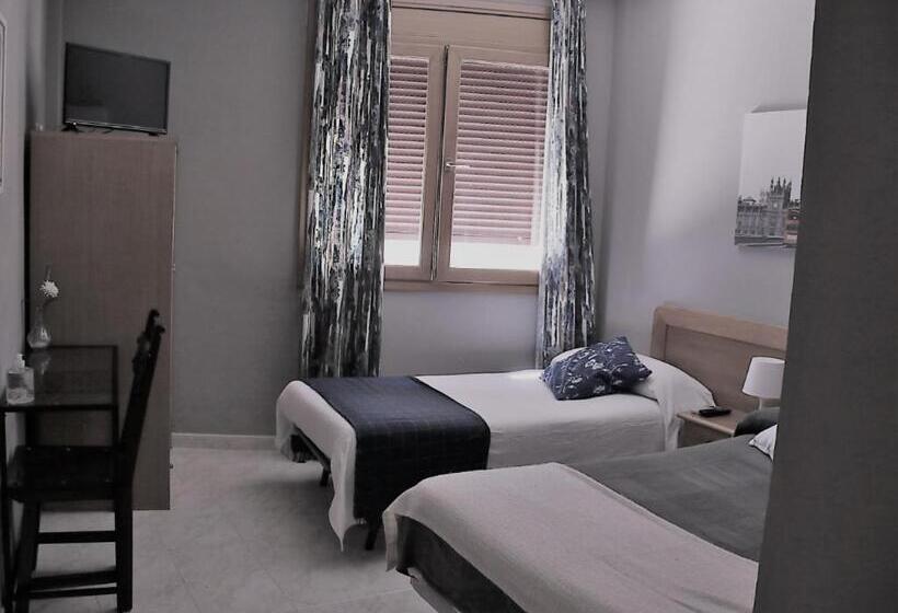 غرفة أساسية ثلاثية, Hostal Burgalés