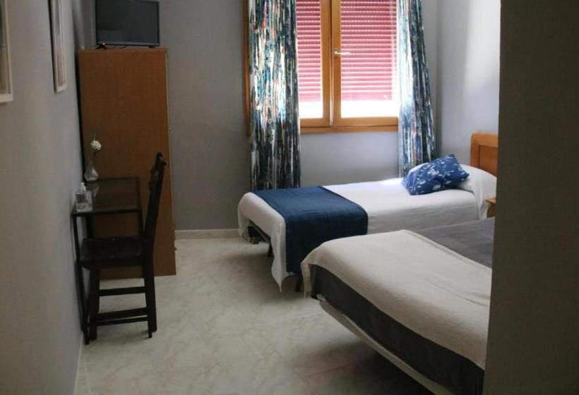 غرفة أساسية ثلاثية, Hostal Burgalés
