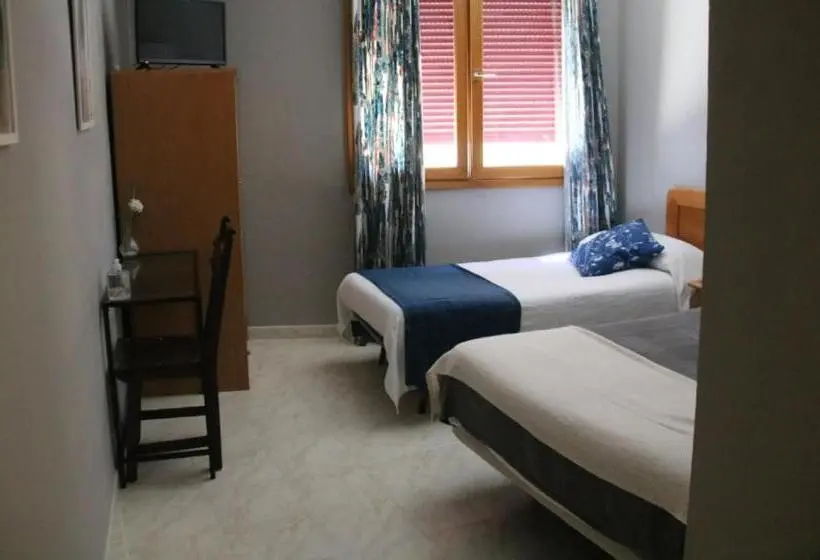 Basic Kolmen Hengen Huone, Hostal Burgalés