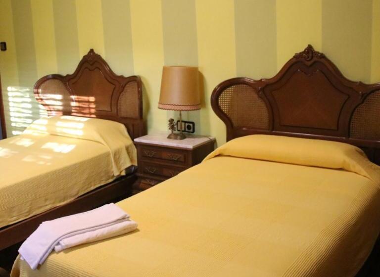 Шале 1 Спальня, Hostal Burgalés