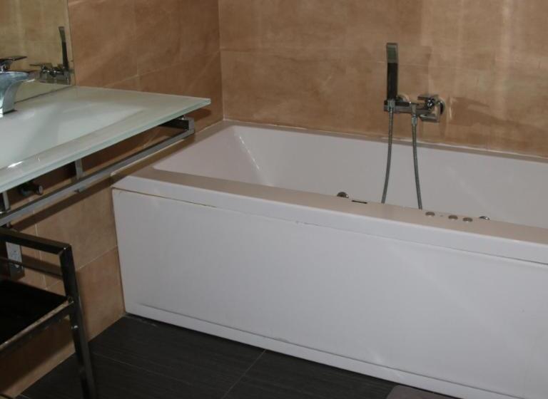 Дом 1 Спальня, Hostal Burgalés
