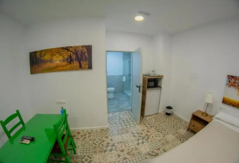 ファミリーステューディオ, Hostal Las Encinas