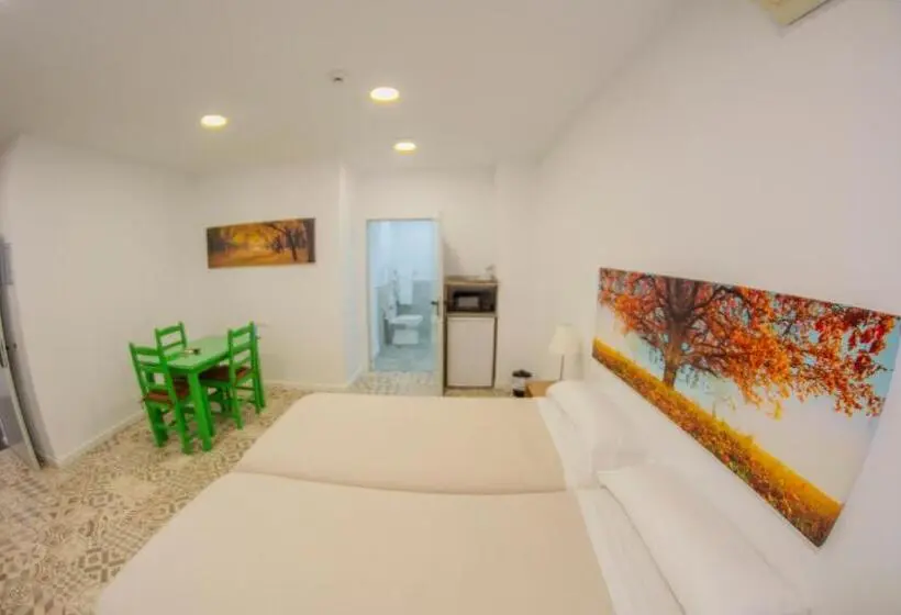 ファミリーステューディオ, Hostal Las Encinas