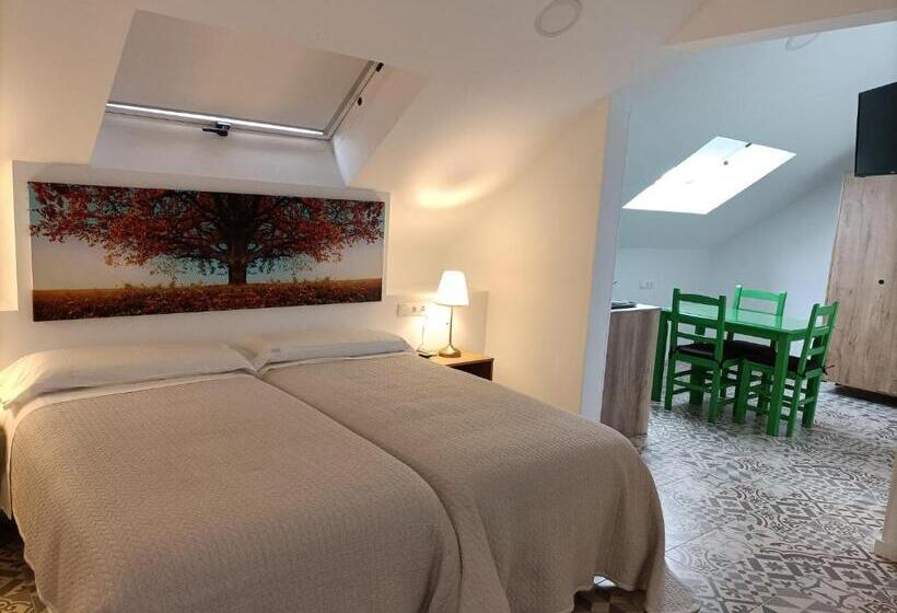 إستديو عائلى, Hostal Las Encinas