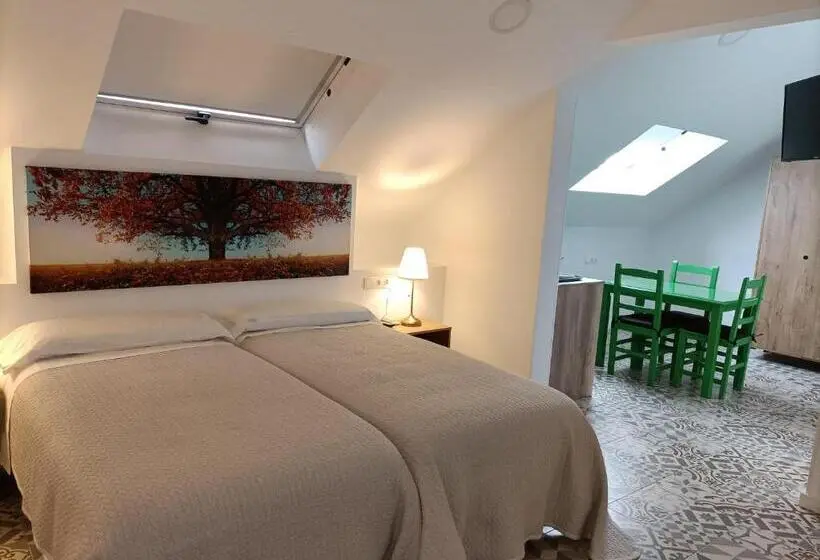 ファミリーステューディオ, Hostal Las Encinas