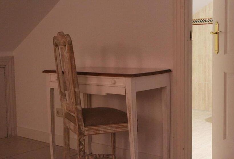 إستديو عائلى, Hostal Las Encinas