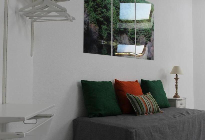 إستديو عائلى, Hostal Las Encinas