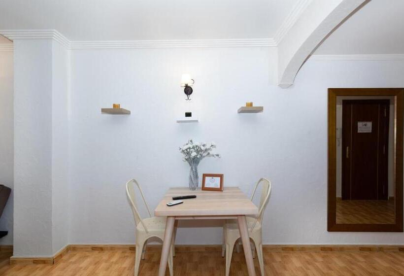 استودیوی استاندارد, Unique Hotel Apartments