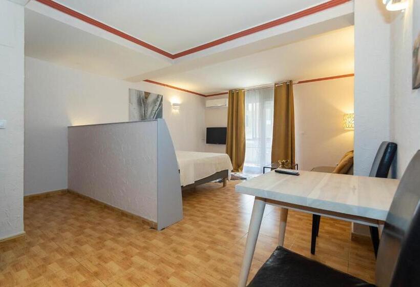 استودیوی لوکس, Unique Hotel Apartments