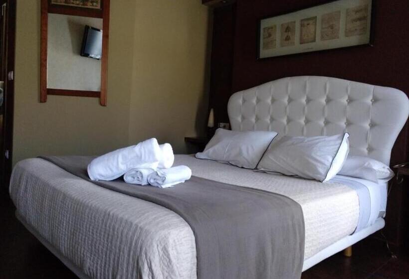 Номер Deluxe с Балконом, Hostal Medievo