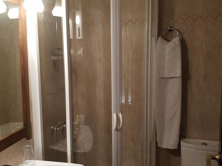 חדר סטנדרט לשלושה, Hospedería Ana Pilar