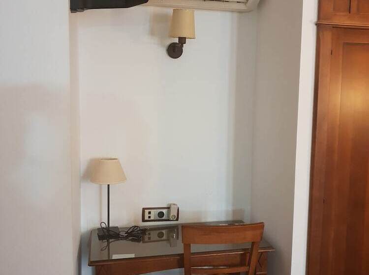 חדר סטנדרט לשלושה, Hospedería Ana Pilar