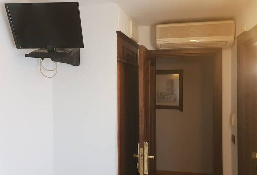 חדר סטנדרט לשלושה, Hospedería Ana Pilar