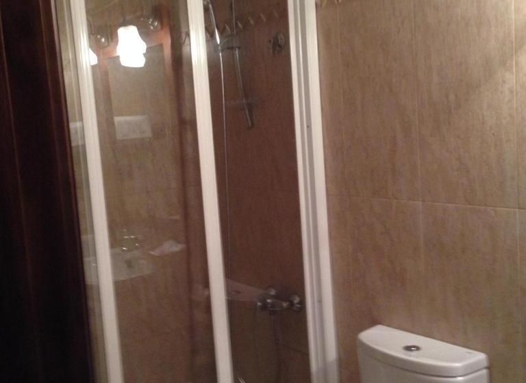 חדר סטנדרט לשלושה, Hospedería Ana Pilar