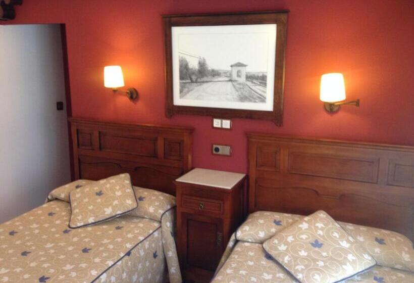 חדר סטנדרט לשלושה, Hospedería Ana Pilar