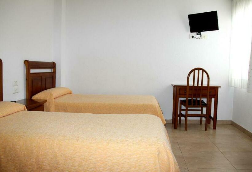 Номер Стандарт, Hostal Restaurante La Masía