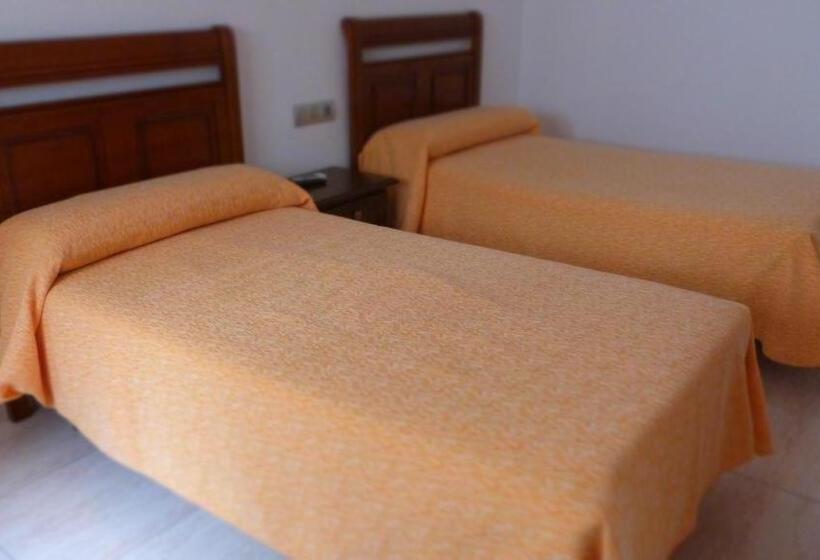 Номер Стандарт, Hostal Restaurante La Masía