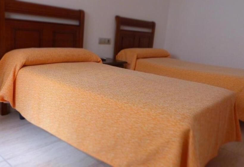 Номер Стандарт, Hostal Restaurante La Masía