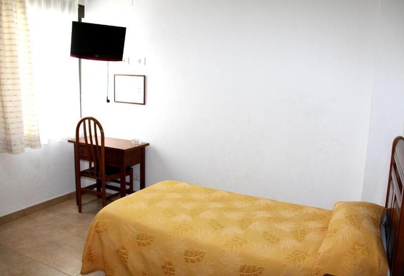 Номер Стандарт Трехместный, Hostal Restaurante La Masía