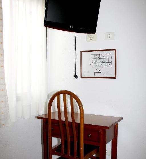 Номер Стандарт Трехместный, Hostal Restaurante La Masía