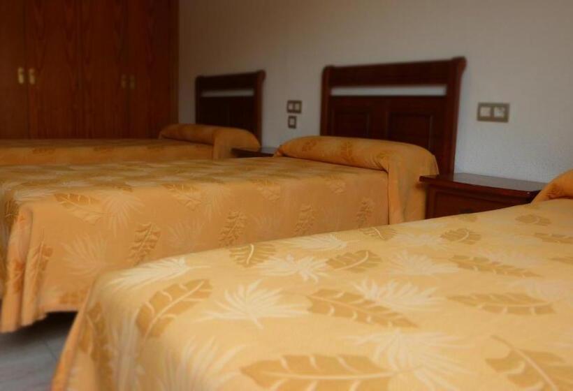 Номер Стандарт Трехместный, Hostal Restaurante La Masía