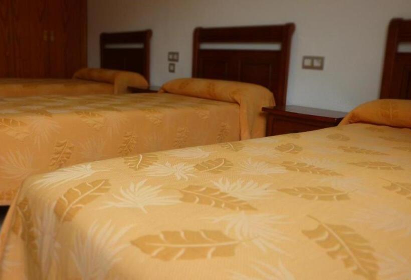 Номер Стандарт Трехместный, Hostal Restaurante La Masía